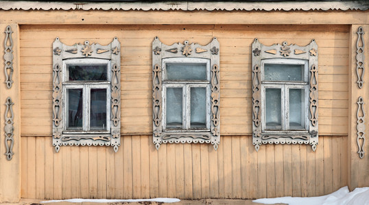 俄罗斯。苏兹达尔。雕刻的木框架的三个窗口