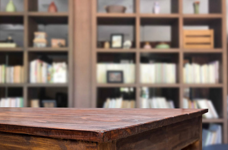 木板空桌空间平台前的模糊库的背景可用于显示或蒙太奇您的产品。模拟产品展示