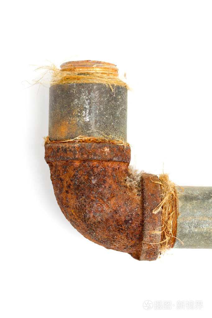 白色背景上的生锈金属管