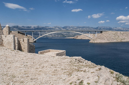克罗地亚, 29062018 晴朗的天和被毁坏的瞭望塔的看法与 Paski 最, 连接主要土地的1968座桥梁, 并且海岛