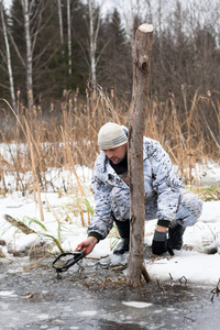 猎人拉出水面陷阱照片