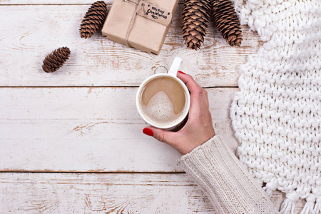 礼品圆锥礼品咖啡可可。圣诞节, 新年背景。女人的手拿着杯子。冬天, 新年, 圣诞节静止不动的生活