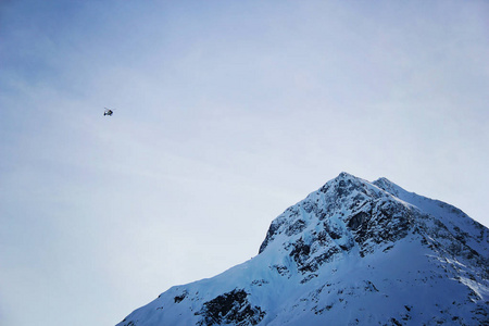 冬季山顶和直升机在莱赫