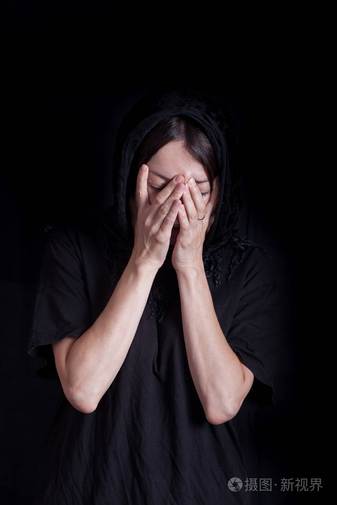 黑衣女子闭上眼睛悲伤