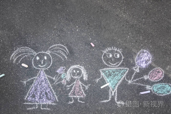 儿童粉笔画太阳和彩虹沥青, 顶部视图