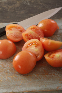 新鲜成熟的西红柿在桌上
