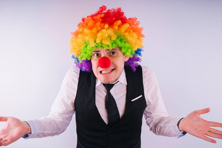商人与小丑假发隔离白色照片
