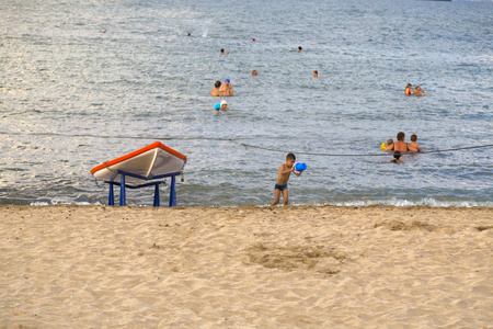 日落场面与人在海滩在蝙蝠尼尔加利姆海滩由地中海海岸的海法, 以色列