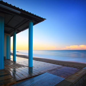 海滩澡堂柱廊建筑中，在早晨的海。托斯卡纳
