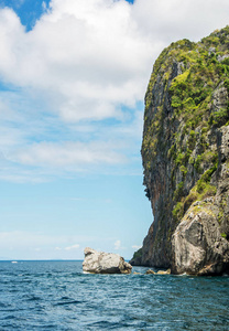 峭壁在海表面在多云天空之下。特写