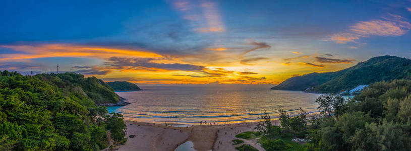 在奈汉海滩上空鸟瞰日落。奈汉海滩是泰国普吉岛的著名地标和受欢迎的日落观景