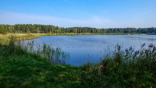 乡村的湖泊或河流清澈的水中的自然倒影.秋季颜色照片