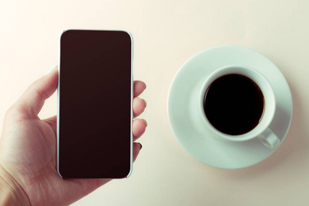 桌上的智能手机和咖啡