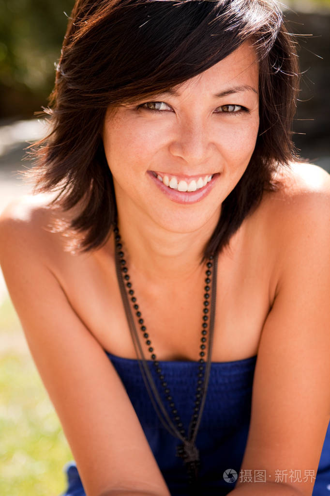 美丽自信的亚洲女人快乐和微笑