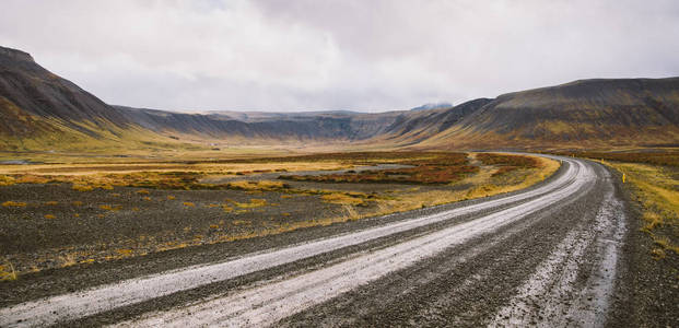 冰岛孤独的道路在荒野中没有人看到