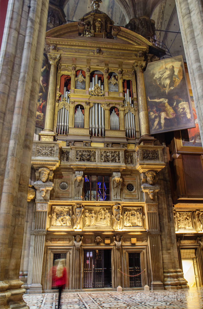 米兰大教堂的内部是艺术的杰作, 储存在里面的宗教遗迹使它成为天主教