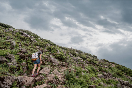 徒步旅行的女孩在山上徒步行走照片