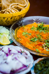 关闭视图 makhani 的印度餐盘午餐与切片黄瓜, 洋葱和哈里酸辣酱与印度和白色 Khichdi