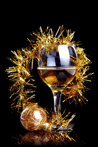 与饮料，圣诞球和金属丝玻璃