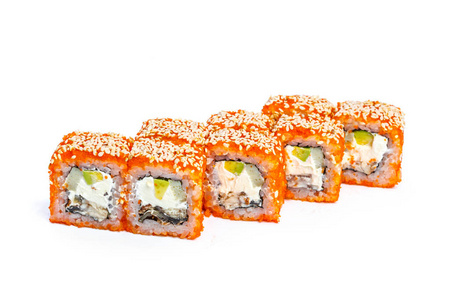新鲜寿司卷与成分分离的白色背景