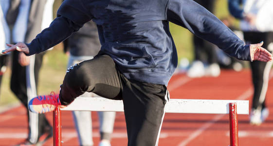 少年障碍体健身图片-少年障碍体健身素材-少年障碍体健身插画-摄图新