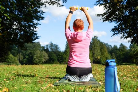 运动女孩户外进行体育锻炼。健康的生活方式