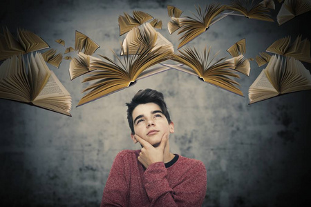 孩子书本素材有思想的孩子, 有书本飞翔, 想象力和创造力照片