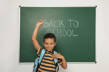 小非洲裔美国儿童附近的黑板与文本回学校