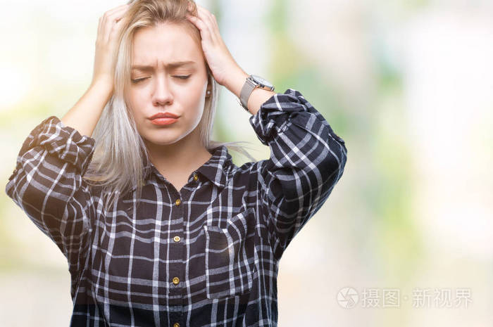 年轻的金发女人在孤立的背景下患有头痛绝望和压力, 因为疼痛和偏头痛。手在头上