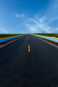 空荡荡的道路上有柔和的天空和云彩