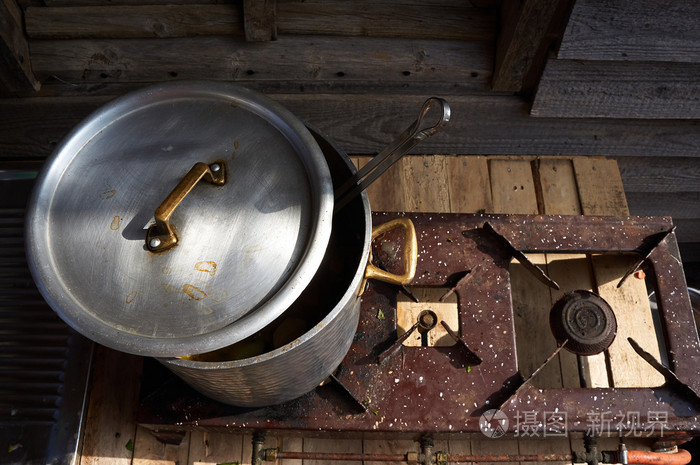 旧的老式铁金属蒸煮锅