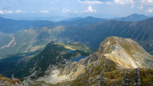 从斯洛伐克塔特拉山脉顶部 Banikov 山顶的山脉全景, 在明亮的日子里, 有暴风雨的云彩逼近