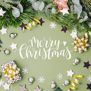 圣诞节框架与愉快的圣诞节文字和装饰在绿色背景