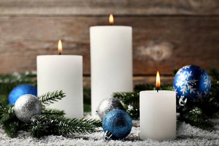 圣诞树树枝和小的圣诞蜡烛