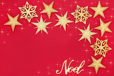 圣诞节摘要与闪亮的明星摆设装饰和金诺签署红色背景与复制空间。圣诞佳节传统节日贺卡