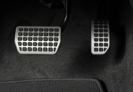 自动变速器汽车的刹车和油门踏板照片