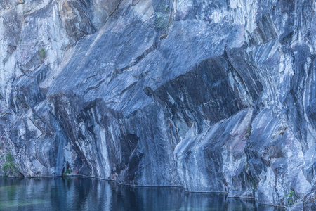 被淹没的大理石采石场。大理石的峭壁和下面湖的水。俄罗斯卡累利共和国 Ruskeala 公园