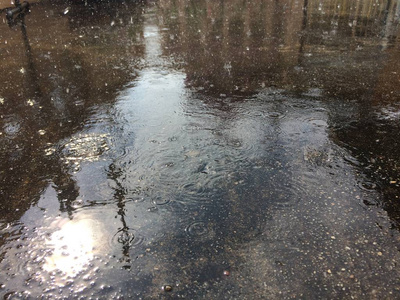 雨季雨水落在地上