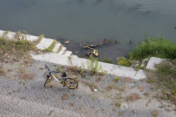 在泥水中的旧自行车