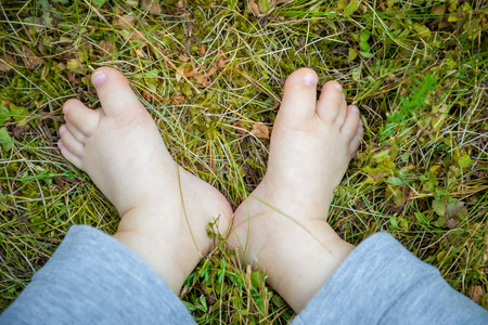 小脚丫婴儿与唐氏综合征在草地上