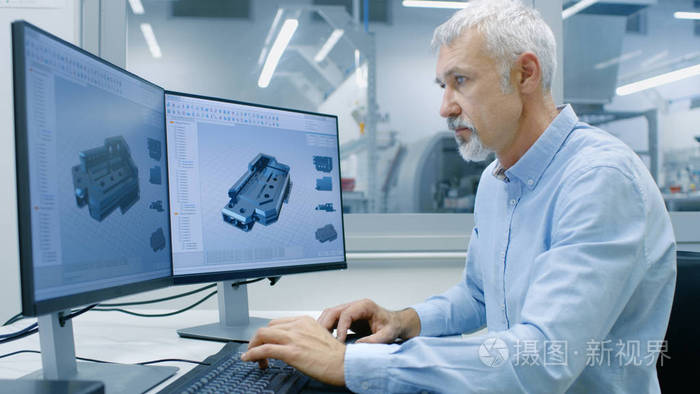工程师在个人电脑上使用两台显示器, 他正在设计 cad 程序中的新的