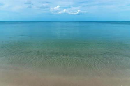 夏天没有人在海滩上蓝天白云