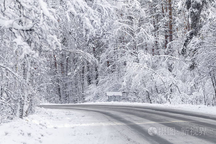 雪覆盖的道路，在冬季森林