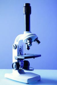 桌子上的显微镜