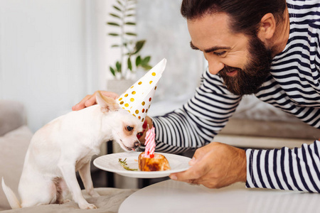 给孩子的可爱生日蛋糕可爱的两岁小孩在吃他的生日蛋糕可爱的小女孩和