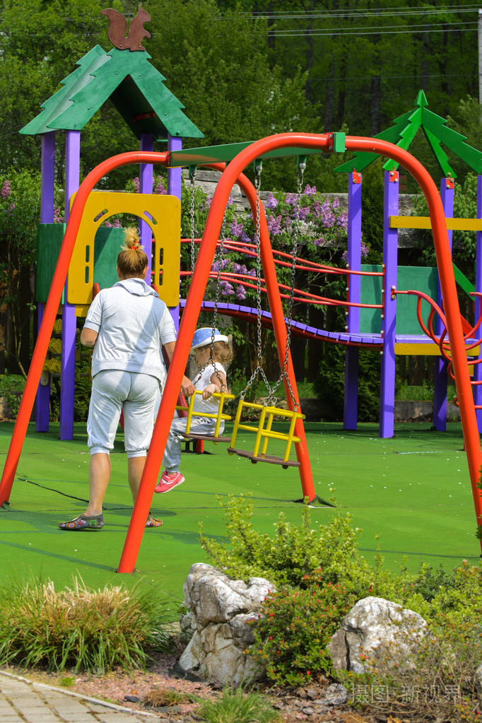 小女孩在户外玩耍.夏季儿童娱乐的概念