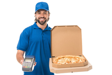 快乐送货人拿着披萨盒和支付终端, 微笑着在白色的相机隔离