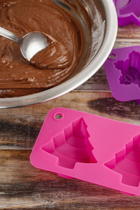 做巧克力蛋糕的步骤 与 pastr 充填硅胶模具
