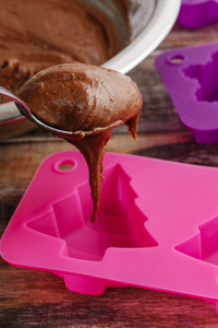 做巧克力蛋糕的步骤 与 pastr 充填硅胶模具