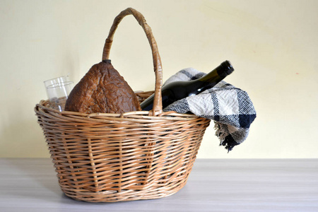 柳条野餐篮, 带毯子, 酒瓶, 面包和眼镜